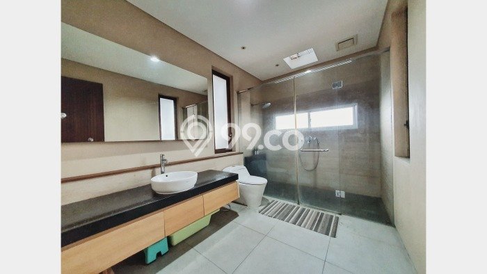 Rumah Lokasi Strategis area , Bandung, Luas 675m2m² LB 500m2m² Rumah Lokasi Strategis area , Bandung, Luas 675m2m² LB 500m2m²