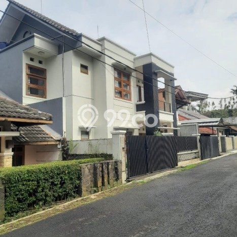 Rumah Elit LB 250m2 Siap Pakai Desain Elegan di Cigadung, Bandung Rumah Elit LB 250m2 Siap Pakai Desain Elegan di Cigadung, Bandung