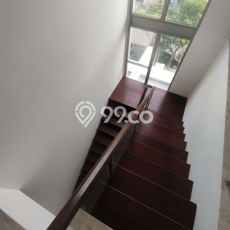 Rumah Modern LT 300m² Terawat di Pantai Indah Kapuk, Dekat Pusat Perbelanjaan, Jakarta Utara Rumah Modern LT 300m² Terawat di Pantai Indah Kapuk, Dekat Pusat Perbelanjaan, Jakarta Utara