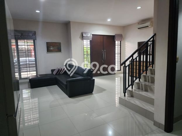Sewa Rumah Murah di Green Lake City Jakarta Barat Punya 4 Kamar Tidur Sewa Rumah Murah di Green Lake City Jakarta Barat Punya 4 Kamar Tidur