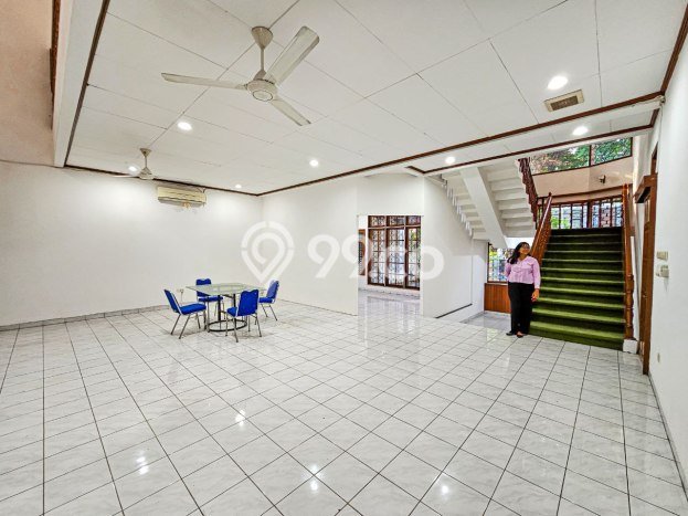 Rumah 5 Kamar Tidur Konsep Modern di Kebayoran Baru, Dekat Fasilitas Umum, Jakarta Selatan Rumah 5 Kamar Tidur Konsep Modern di Kebayoran Baru, Dekat Fasilitas Umum, Jakarta Selatan