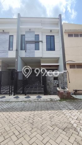 Rumah Luas Asri 3 KT Siap Pakai di Mulyosari Surabaya Rumah Luas Asri 3 KT Siap Pakai di Mulyosari Surabaya