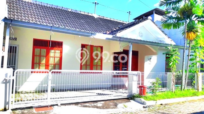 PRIME LOCATION! Rumah area Jaten, 2 KM, Lingkungan Tenang, LT 120m² Bangunan 100m² PRIME LOCATION! Rumah area Jaten, 2 KM, Lingkungan Tenang, LT 120m² Bangunan 100m²
