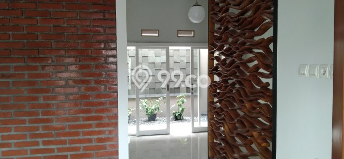 Rumah Premium di Laweyan, 2 KM, Area Tenang, LT 168m² LB 145m² Rumah Premium di Laweyan, 2 KM, Area Tenang, LT 168m² LB 145m²