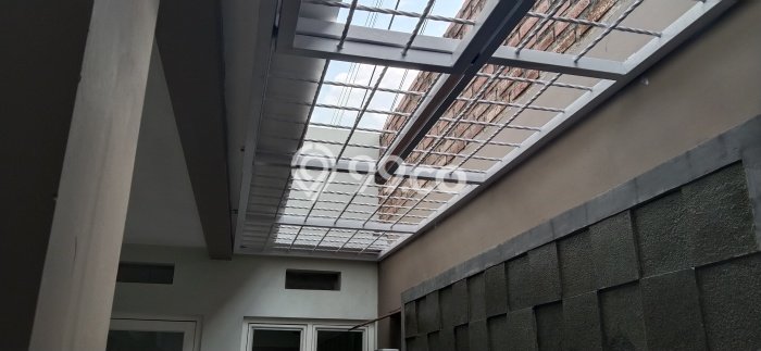 Rumah Premium di Laweyan, 2 KM, Area Tenang, LT 168m² LB 145m² Rumah Premium di Laweyan, 2 KM, Area Tenang, LT 168m² LB 145m²