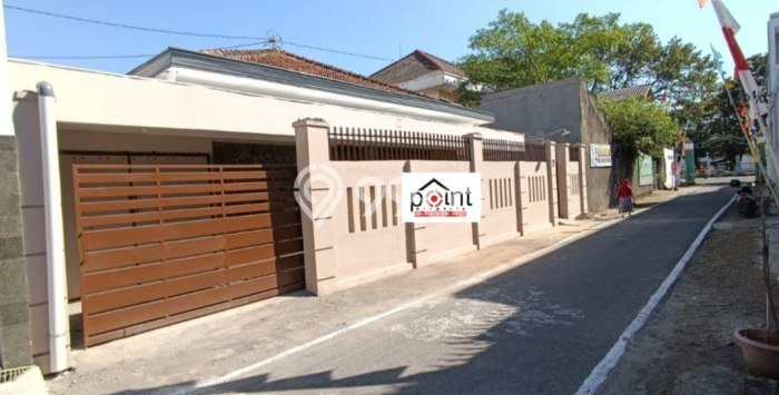Rumah Strategis Modern Lb 200m2 di Laweyan, Surakarta Rumah Strategis Modern Lb 200m2 di Laweyan, Surakarta