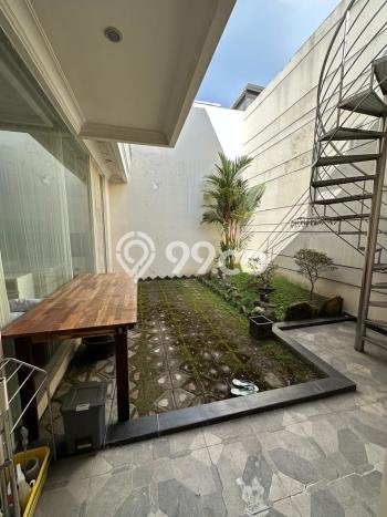 Rumah Elit Modern Tanpa Renovasi di Pakuwon Surabaya Rumah Elit Modern Tanpa Renovasi di Pakuwon Surabaya