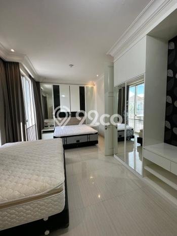 Rumah Elit Modern Tanpa Renovasi di Pakuwon Surabaya Rumah Elit Modern Tanpa Renovasi di Pakuwon Surabaya