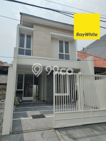 Rumah Mewah LB 215m2 Siap Pakai Desain Elegan di Manyar, Surabaya Rumah Mewah LB 215m2 Siap Pakai Desain Elegan di Manyar, Surabaya