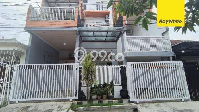 Rumah Mewah LB 158m2 Siap Pakai Desain Elegan di Sutorejo, Surabaya Rumah Mewah LB 158m2 Siap Pakai Desain Elegan di Sutorejo, Surabaya