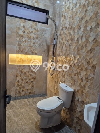 For Sale! Luxury House LT 216m2 Desain Elegan di Kemang Pratama For Sale! Luxury House LT 216m2 Desain Elegan di Kemang Pratama