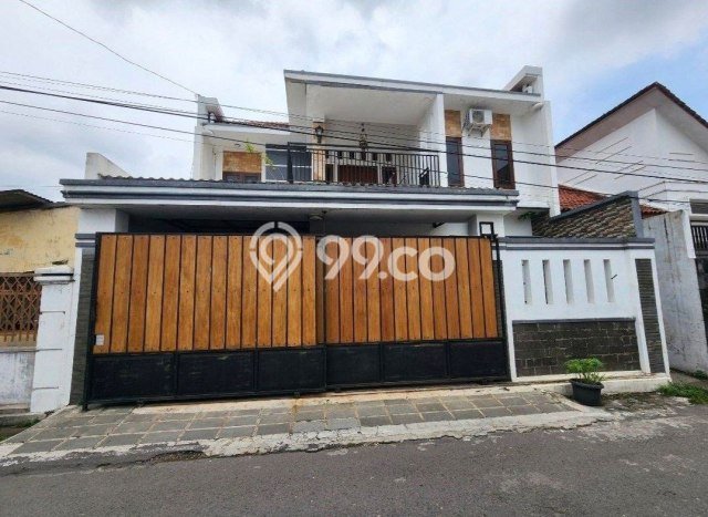 Rumah Menguntungkan di Laweyan, Dekat Kawasan Bisnis, Surakarta - 5 Kamar Tidur Rumah Menguntungkan di Laweyan, Dekat Kawasan Bisnis, Surakarta - 5 Kamar Tidur
