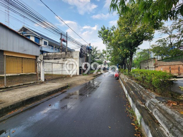 Area Ramai! Gudang Dijual di Laweyan untuk Bisnis Luas Bangunan 500m2 Area Ramai! Gudang Dijual di Laweyan untuk Bisnis Luas Bangunan 500m2