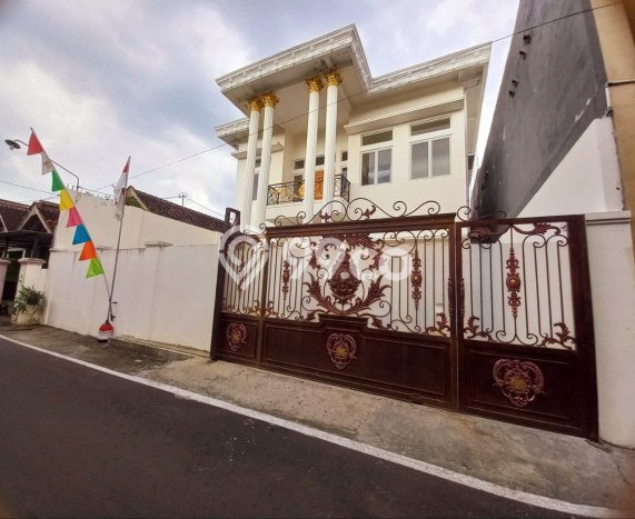 Rumah Terawat di Banjarsari, Surakarta, Luas Tanah 219m², Luas Bangunan 300m² Rumah Terawat di Banjarsari, Surakarta, Luas Tanah 219m², Luas Bangunan 300m²
