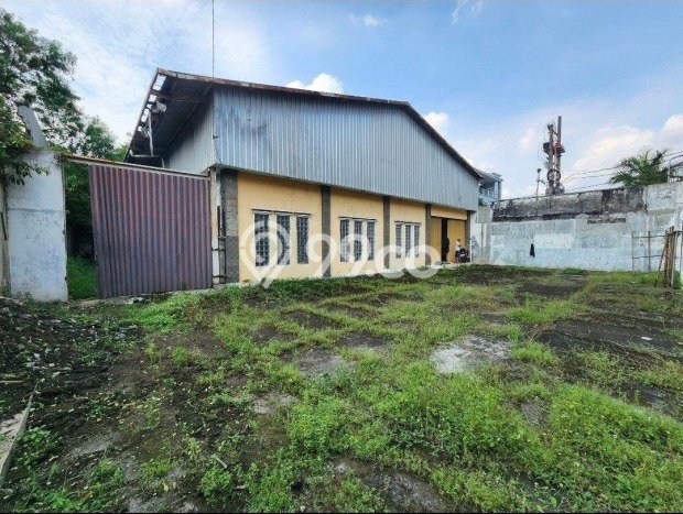 Area Ramai! Gudang Dijual di Laweyan untuk Bisnis Luas Bangunan 500m2 Area Ramai! Gudang Dijual di Laweyan untuk Bisnis Luas Bangunan 500m2