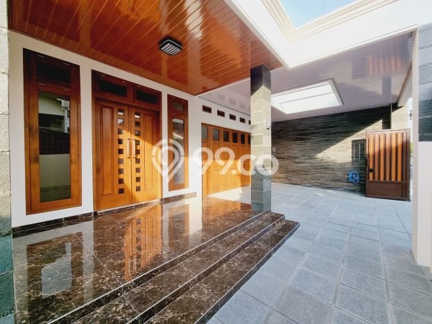 Rumah Eksklusif Siap Huni LT 261m2 di Banjarsari, Surakarta Rumah Eksklusif Siap Huni LT 261m2 di Banjarsari, Surakarta