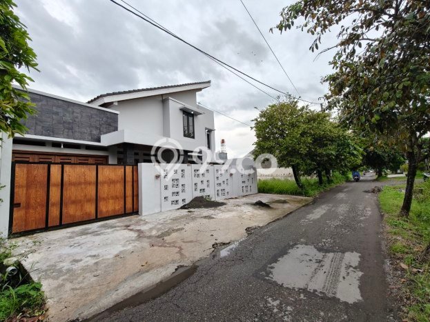 Jual Rumah Favorit Siap Huni LB 200m2 di Banjarsari, Surakarta Jual Rumah Favorit Siap Huni LB 200m2 di Banjarsari, Surakarta