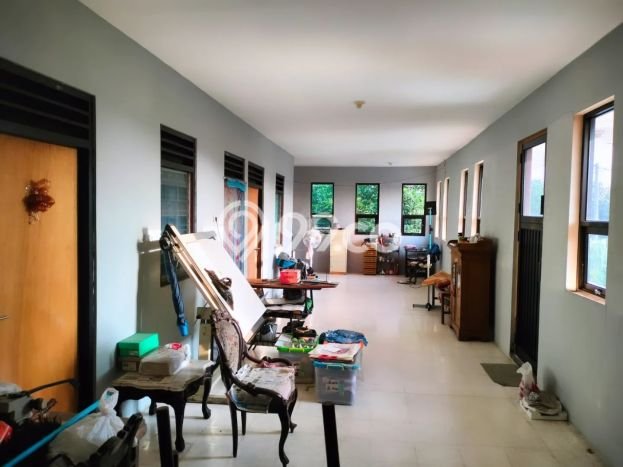 Rumah Elit LB 180m2 Siap Pakai Desain Elegan di Kartosuro, Sukoharjo Rumah Elit LB 180m2 Siap Pakai Desain Elegan di Kartosuro, Sukoharjo