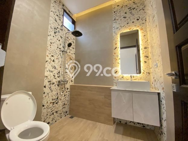 Dijual Rumah Luas Elegan Dengan View Cantik di Pondok Bambu, Jakarta Timur Dijual Rumah Luas Elegan Dengan View Cantik di Pondok Bambu, Jakarta Timur