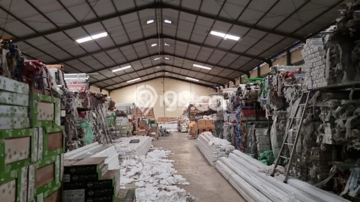 LOKASI STRATEGIS! Gudang di Margomulyo, Luas 1000m2m², Kawasan Komersial LOKASI STRATEGIS! Gudang di Margomulyo, Luas 1000m2m², Kawasan Komersial