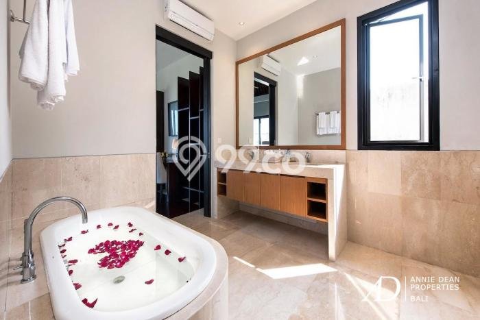 Rumah Mewah LB 678m2 Siap Pakai Desain Elegan di Ungasan, Badung Rumah Mewah LB 678m2 Siap Pakai Desain Elegan di Ungasan, Badung