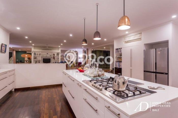 DIJUAL! Vila Kawasan , Luas 2800m2m², Posisi Strategis DIJUAL! Vila Kawasan , Luas 2800m2m², Posisi Strategis
