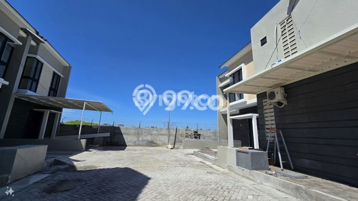 For Sale Rumah 3 Kamar Lokasi Strategis Nyaman dan Strategis di Rungkut For Sale Rumah 3 Kamar Lokasi Strategis Nyaman dan Strategis di Rungkut