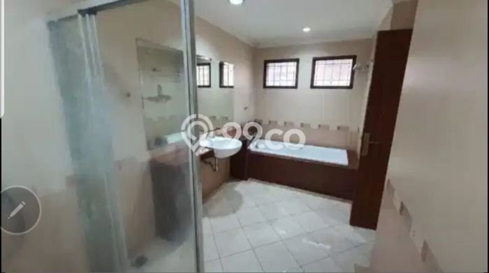 Rumah Berkualitas dengan 4 Kamar Tidur di Kawasan Elite Kebayoran Lama, Jakarta Selatan Rumah Berkualitas dengan 4 Kamar Tidur di Kawasan Elite Kebayoran Lama, Jakarta Selatan