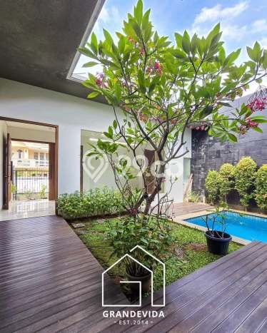 Ready to Use! Luxury House LT 389m2 Desain Elegan di Kemang Ready to Use! Luxury House LT 389m2 Desain Elegan di Kemang