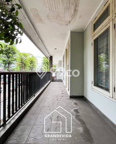 Ready to Use! Luxury House LT 370m2 Desain Elegan di Bendungan Hilir Ready to Use! Luxury House LT 370m2 Desain Elegan di Bendungan Hilir