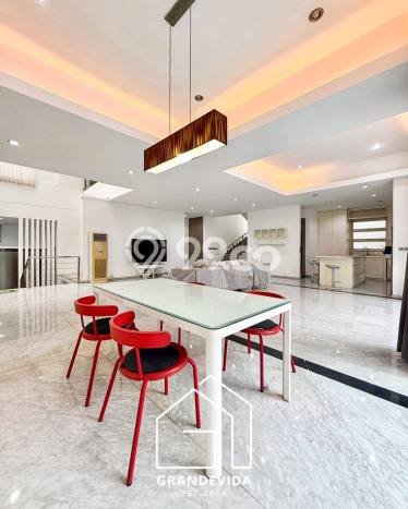 Jual Rumah Luas Elegan Dengan View Eksklusif di Pondok Indah, Jakarta Selatan Jual Rumah Luas Elegan Dengan View Eksklusif di Pondok Indah, Jakarta Selatan