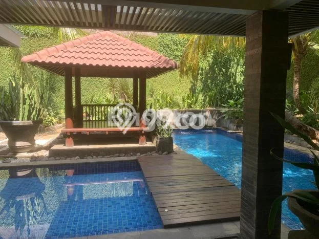 Jual Rumah Mewah Elegan Dengan View Eksklusif di Mayjen Sungkono, Surabaya Jual Rumah Mewah Elegan Dengan View Eksklusif di Mayjen Sungkono, Surabaya