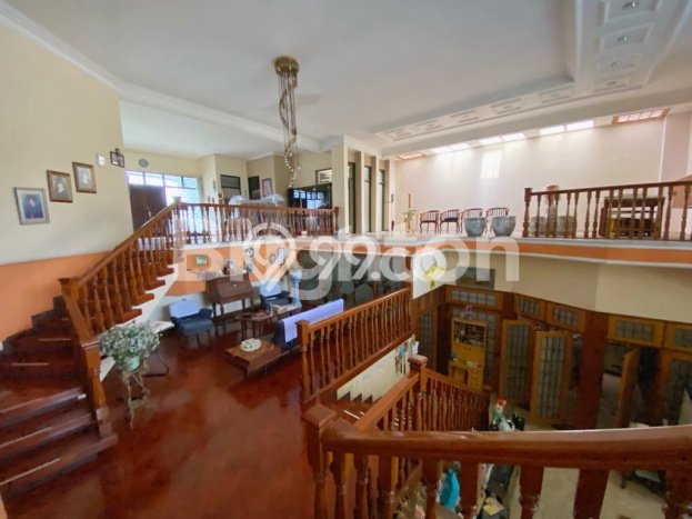 Rumah Luxury Modern Tanpa Renovasi di Manyar Surabaya Rumah Luxury Modern Tanpa Renovasi di Manyar Surabaya