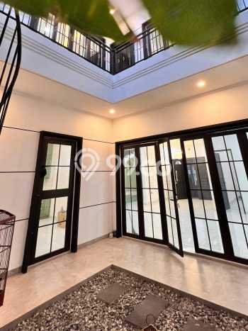 Hunian Eksklusif Siap Huni LT 200m2 di BSD, Tangerang Selatan Hunian Eksklusif Siap Huni LT 200m2 di BSD, Tangerang Selatan
