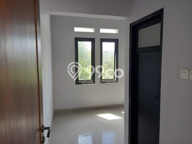 Rumah Strategis Modern Lb 200m2 di Banjarsari, Surakarta Rumah Strategis Modern Lb 200m2 di Banjarsari, Surakarta