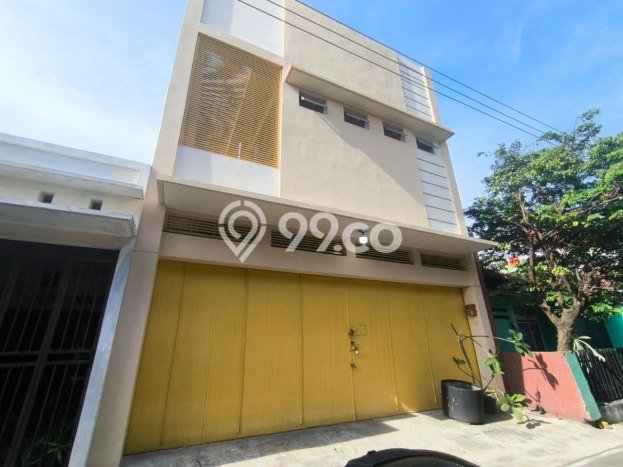 Rumah Strategis Minimalis Lb 221m2 di Banjarsari, Surakarta Rumah Strategis Minimalis Lb 221m2 di Banjarsari, Surakarta