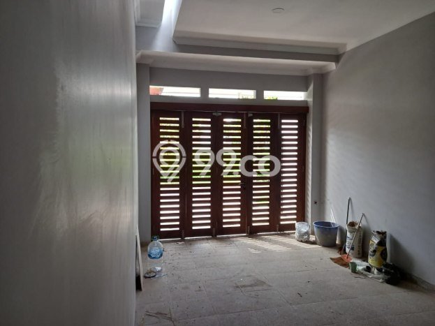 Rumah Strategis Modern Lb 200m2 di Banjarsari, Surakarta Rumah Strategis Modern Lb 200m2 di Banjarsari, Surakarta