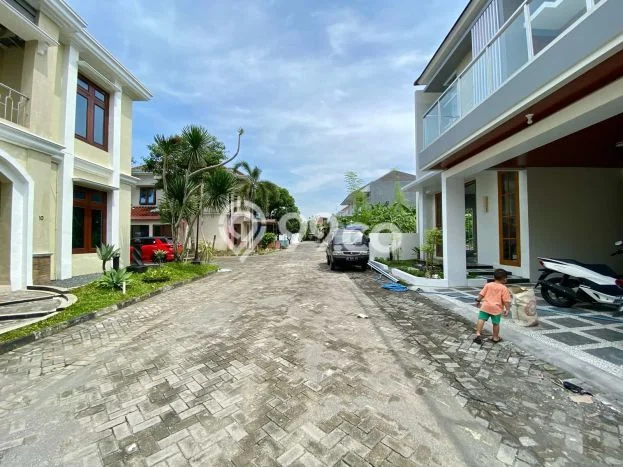 DIJUAL CEPAT! Rumah Modern di Ngaglik, Sleman, Luas 193m2m² LB 300m2m² Bisa Nego! DIJUAL CEPAT! Rumah Modern di Ngaglik, Sleman, Luas 193m2m² LB 300m2m² Bisa Nego!