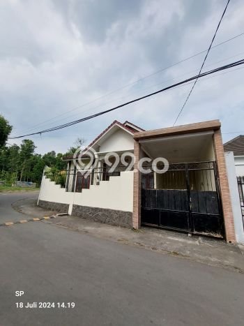 Rumah Modern Cantik 5 Kamar Siap Huni di Ngaglik Rumah Modern Cantik 5 Kamar Siap Huni di Ngaglik