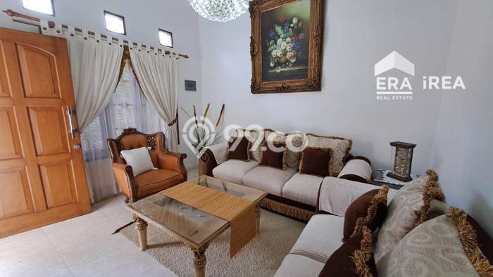 Lokasi strategis! Rumah siap pakai disewakan di Depok LB 200m2 Lokasi strategis! Rumah siap pakai disewakan di Depok LB 200m2