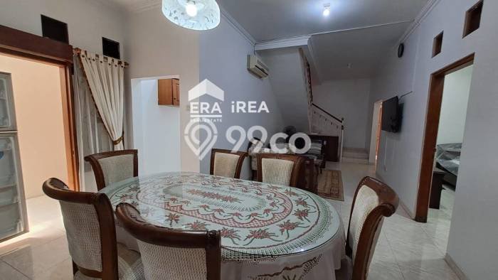 Lokasi strategis! Rumah siap pakai disewakan di Depok LB 200m2 Lokasi strategis! Rumah siap pakai disewakan di Depok LB 200m2