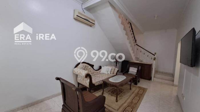 Lokasi strategis! Rumah siap pakai disewakan di Depok LB 200m2 Lokasi strategis! Rumah siap pakai disewakan di Depok LB 200m2