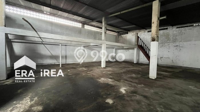 Gudang Dijual di Jebres LT 180m2, LB 180m2 Solusi Investasi Cerdas Gudang Dijual di Jebres LT 180m2, LB 180m2 Solusi Investasi Cerdas