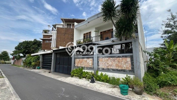 Jual Rumah Favorit Siap Huni LB 300m2 di Banjarsari, Solo Jual Rumah Favorit Siap Huni LB 300m2 di Banjarsari, Solo