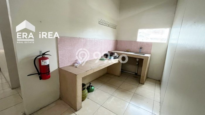Rumah Kost untuk Dijual di Jebres dengan 24 KT, 18 KM, Luas 350m2 Rumah Kost untuk Dijual di Jebres dengan 24 KT, 18 KM, Luas 350m2