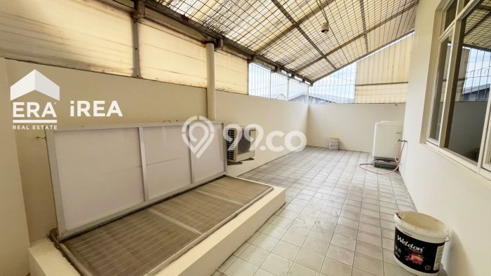 Lokasi terbaik! Rumah siap huni dikontrakkan di Solo Baru LB 350m2 Lokasi terbaik! Rumah siap huni dikontrakkan di Solo Baru LB 350m2