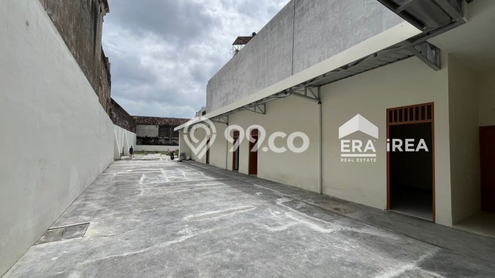 Unit Komersial Disewa Lokasi Jebres, Solo Spesifikasi Luas Bangunan 450m2 Unit Komersial Disewa Lokasi Jebres, Solo Spesifikasi Luas Bangunan 450m2