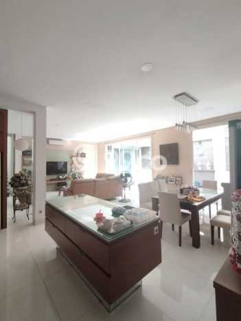 Ready to Use! Premium House LT 450m2 Desain Elegan di Intercon Ready to Use! Premium House LT 450m2 Desain Elegan di Intercon
