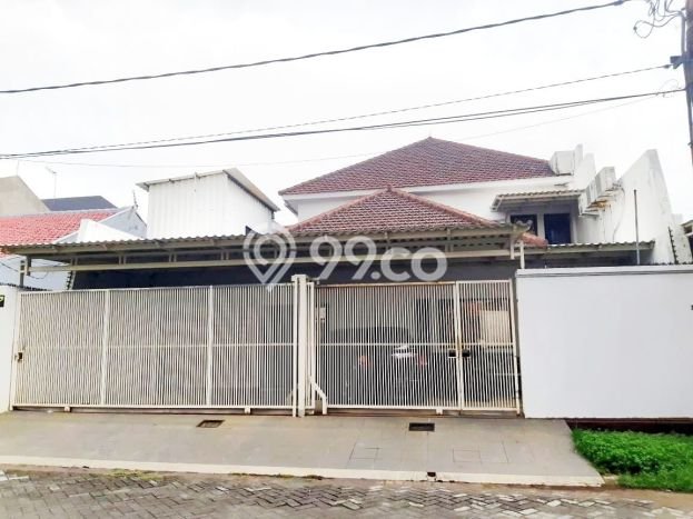 Rumah Elit Modern Tanpa Renovasi di Manyar Surabaya Rumah Elit Modern Tanpa Renovasi di Manyar Surabaya