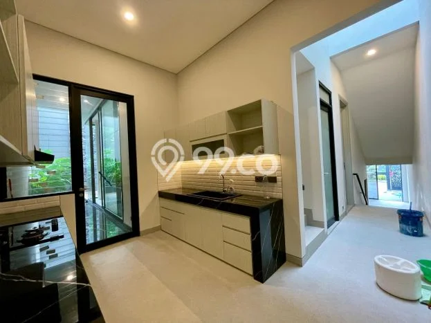 Rumah Luxury Modern Tanpa Renovasi di Pakuwon Indah Surabaya Rumah Luxury Modern Tanpa Renovasi di Pakuwon Indah Surabaya
